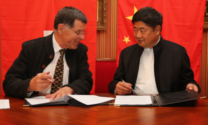 Memorandum signed with Shan Jixiang, President of the Palace Museum at the Forbidden City in Beijing